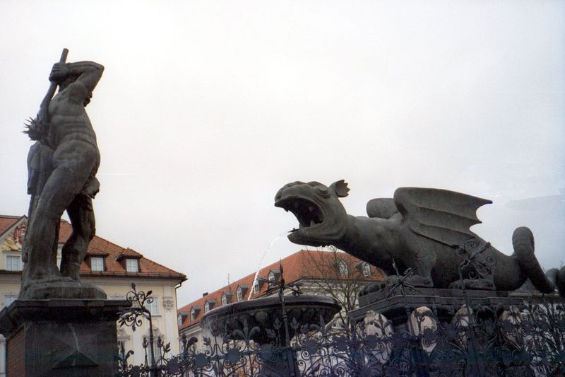 Lindwurm Brunnen, Innere Stadt