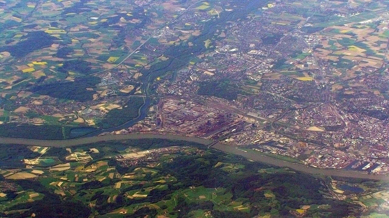 Luc Van Braekel Traunmuendung in Linz, Industriegebiet-Hafen