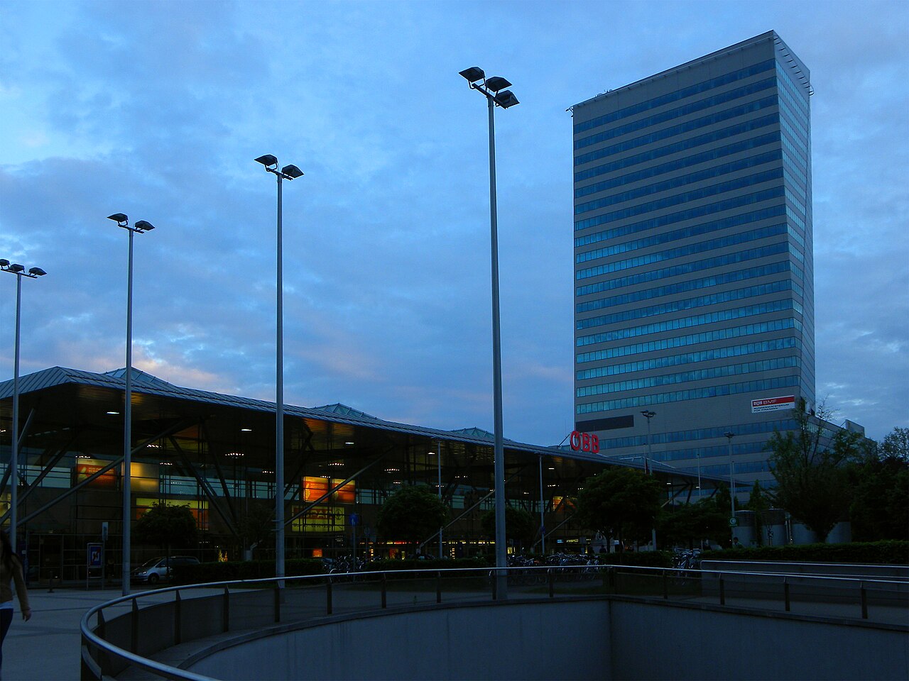 Linz Bahnhof und Terminal Tower, Bulgariplatz