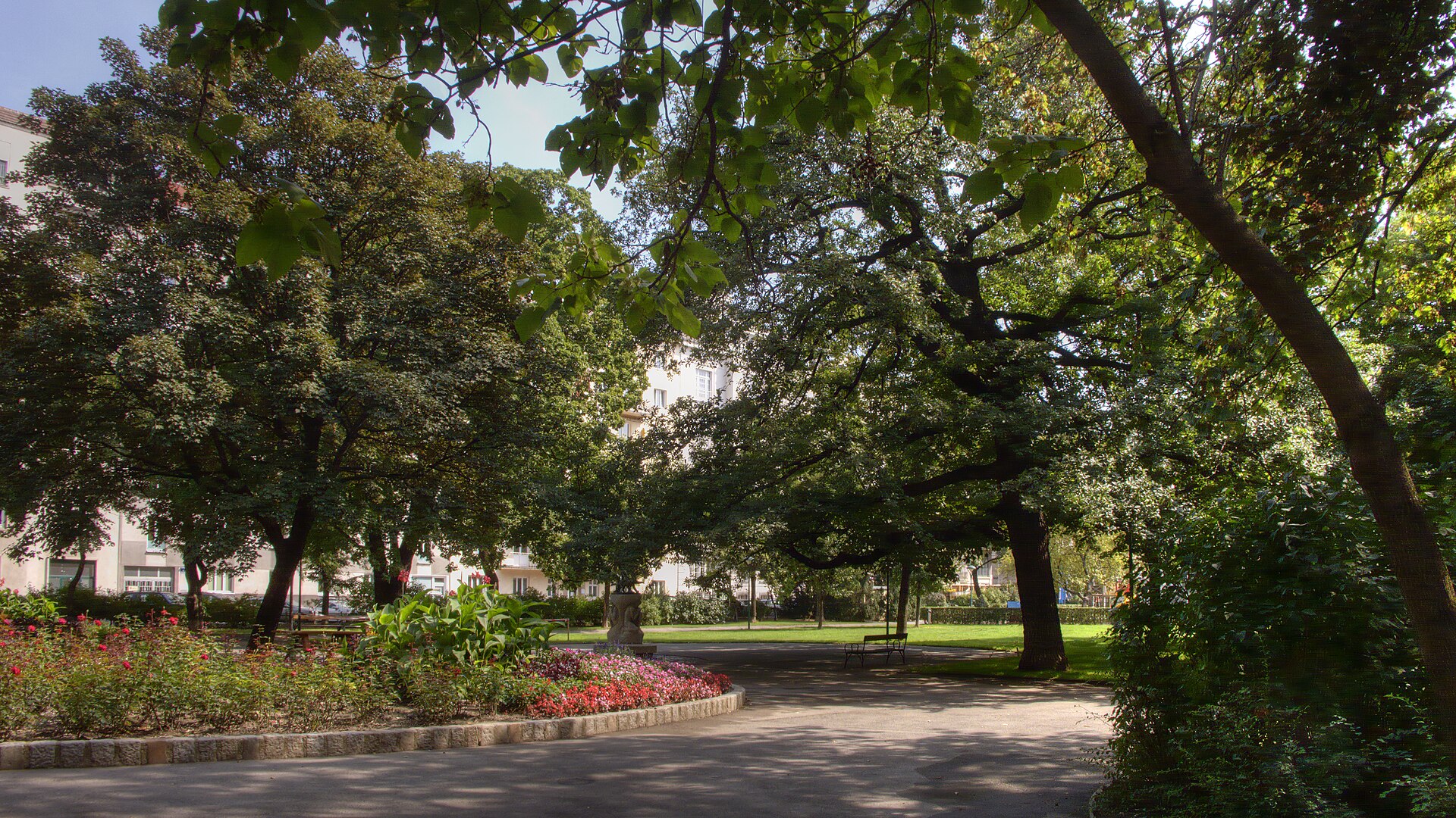 Modenapark, Botschaftsviertel