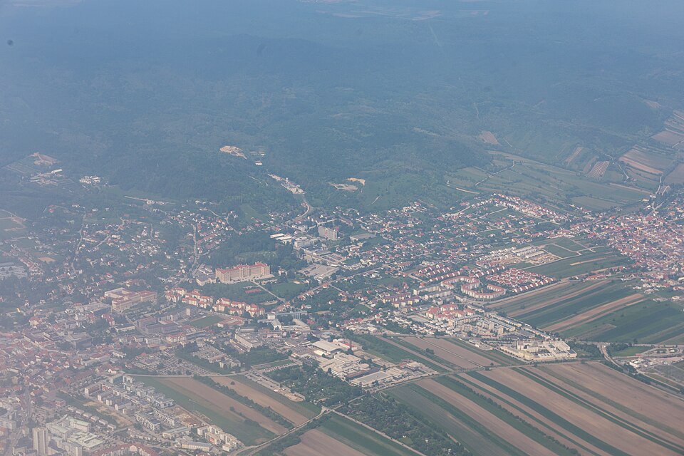 Kleinhöflein im Burgenland von Südosten: Ortsrand, Weingärten und das Leithagebirge dahinter