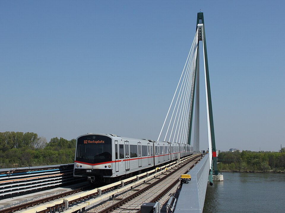 Donaustadtbrücke rigardate de la stacio Donaumarina, Wien