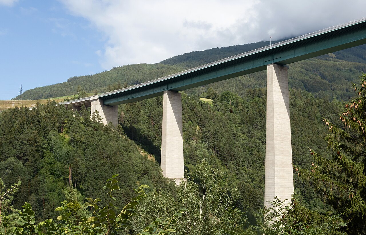 Tussen Patsch en Schönberg im Stubaital, de Europabrücke vanaf Unterberg