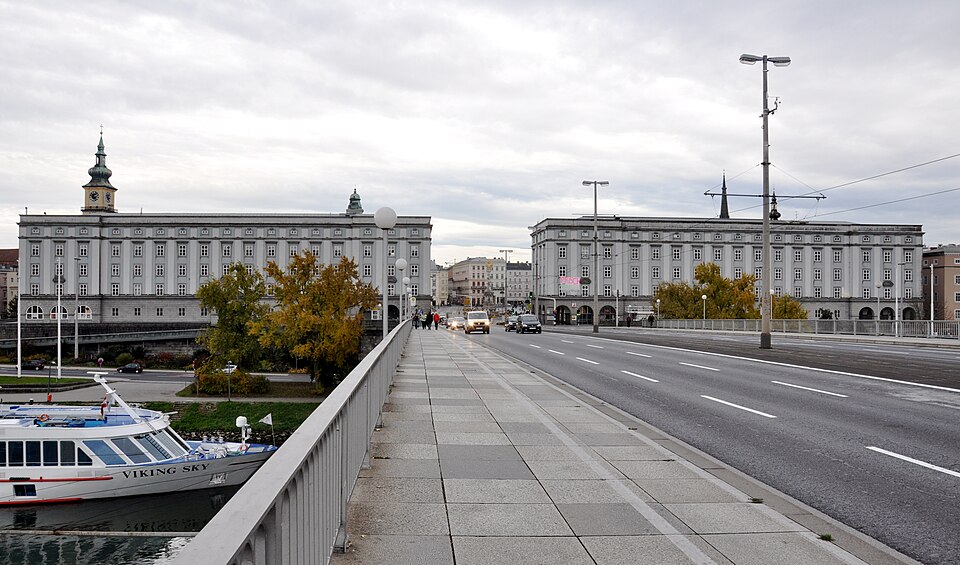 Linz Nibelungenbrücke und Brückenkopfgebäude