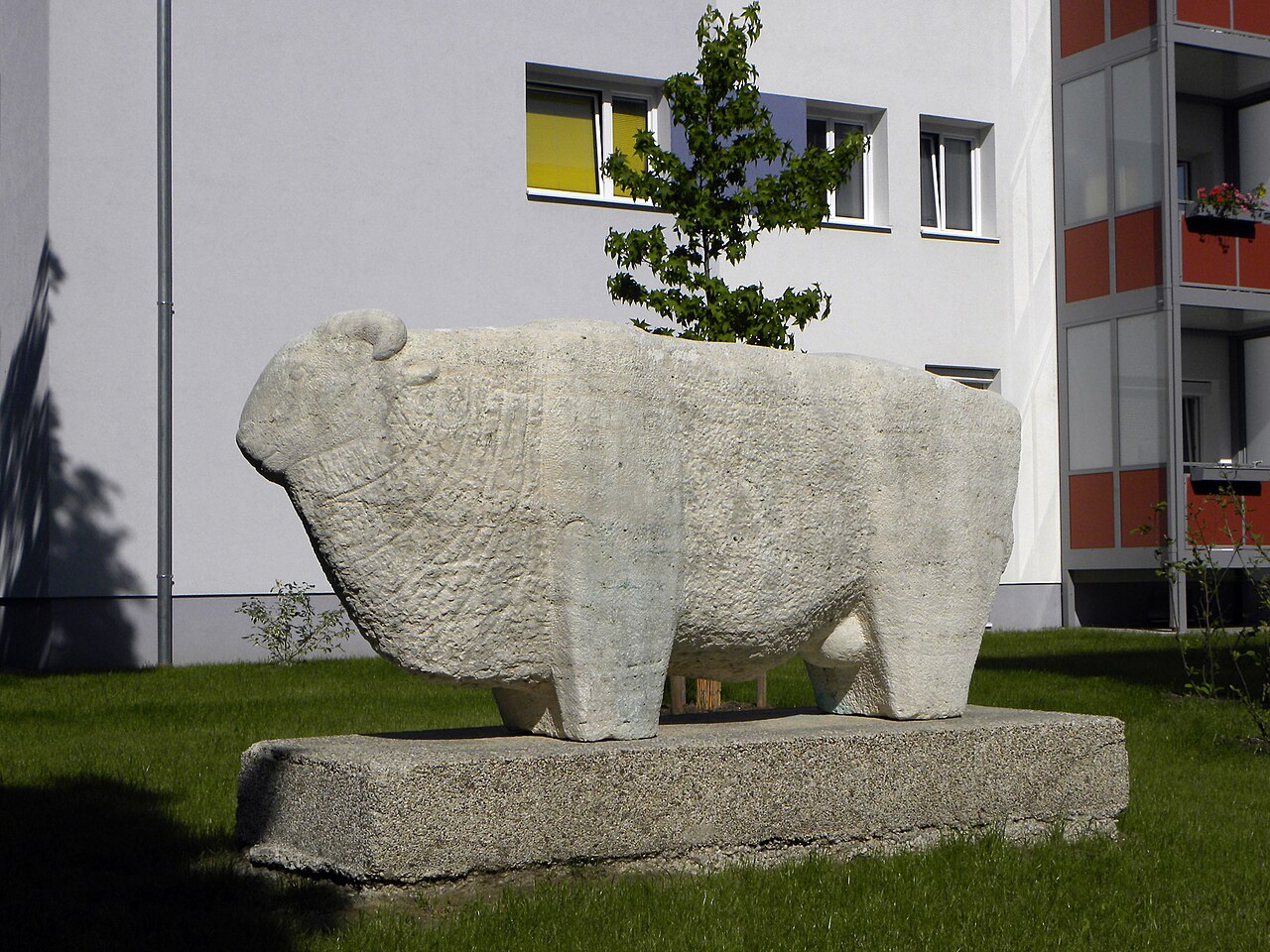 Linz Kleinmünchen Schaf als Steinskulptur, Kleinmünchen-Auwiesen