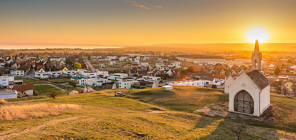 Kleinhöflein im Burgenland von Südosten: Ortsrand, Weingärten und das Leithagebirge dahinter