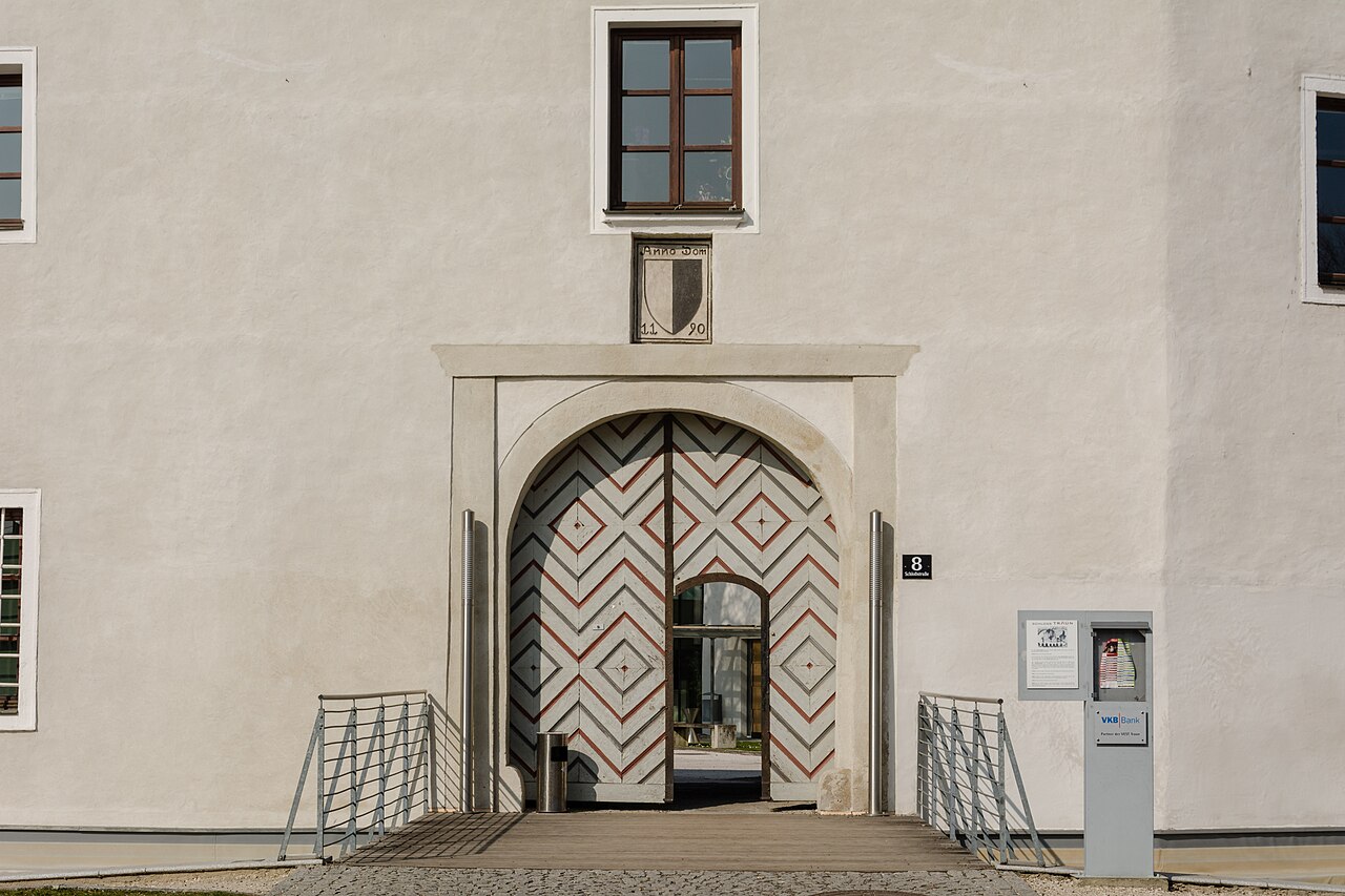 Traun Schloß Portal